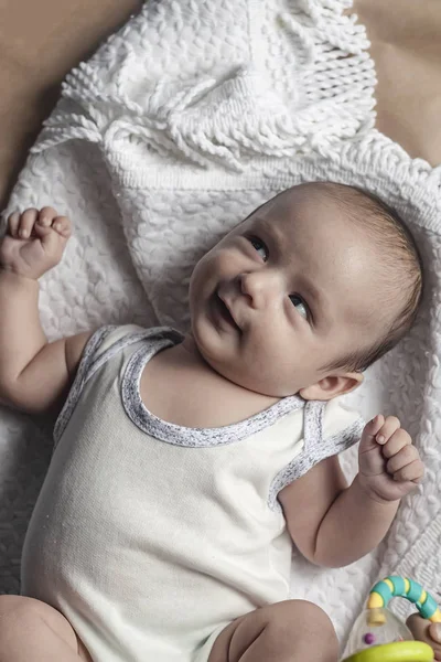 Portret van twee maanden babyjongen op zoek vrolijk. Bekijk van bovenaf. Plat lag foto. Emotionele uitingen van kinderen. — Stockfoto