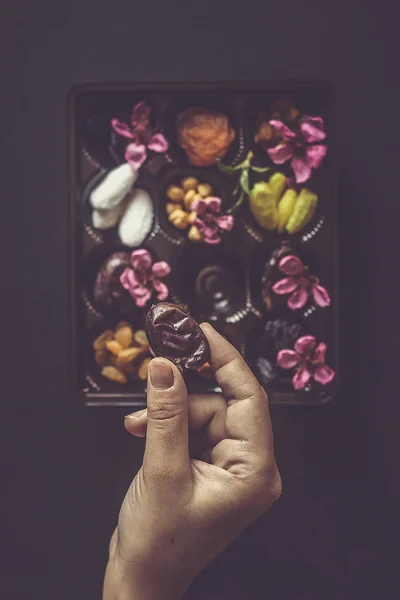 Ид Мубарак. Разные конфеты из ифтара. Празднование праздника Аль-Адха. Исламский традиционный праздник. Ид аль-Фитр. Месяц Холли Рамадан. Ближневосточный религиозный праздник. Сушеные фрукты. Плоский, вид сверху . — стоковое фото