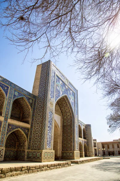 Bukhara, Uzbekistan - 13 martie 2019: Nadir Divan-Begi Madrasah — Fotografie, imagine de stoc