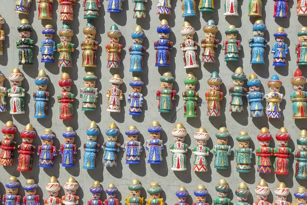 Boukhara, Ouzbékistan - 13 mars 2019 : Figurines en céramique colorées fabriquées à la main vendues dans un magasin de rue à Boukhara, Ouzbékistan — Photo