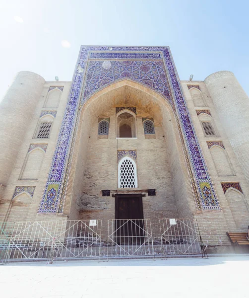 Bukhara, Uzbekistan - 13 mars 2019: Nadir Divan-Begi Madrasah — Stockfoto