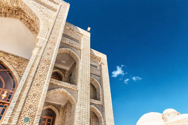 Vertikal syn på en gammal tegelbyggnad. Gamla byggnader av medeltida Asien. Bukhara, Uzbekistan — Gratis stockfoto