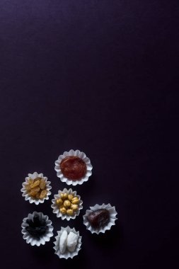 EID Mübarek. Farklı iftar tatlılar. Eid Al Kurban Bayramı kutlama. İslam geleneksel tatil. Eid al-Bayramı. Holly ay Ramazan. Orta Doğu dini bayram. Kurutulmuş tarihi meyve. Düz yatıyordu, en iyi görünümü.