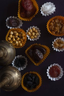 EID Mübarek. Farklı iftar tatlılar. Eid Al Kurban Bayramı kutlama. İslam geleneksel tatil. Eid al-Bayramı. Holly ay Ramazan. Orta Doğu dini bayram. Kurutulmuş tarihi meyve. Düz yatıyordu, en iyi görünümü.