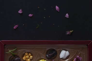 EID Mübarek. Farklı iftar tatlılar. Eid Al Kurban Bayramı kutlama. İslam geleneksel tatil. Eid al-Bayramı. Holly ay Ramazan. Orta Doğu dini bayram. Kurutulmuş tarihi meyve. Düz yatıyordu, en iyi görünümü.