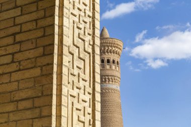 Minare Kalyan. Doğu 'nun en büyük binalarından biri. Büyük minare veya Ölüm minaresi. Farklı şekilleri temsil eden seramik fayans ile kaplıdır: kare, daire, yarı daire ve üçgen.