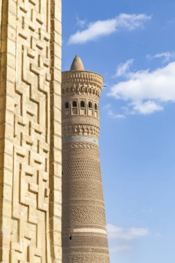 Minare Kalyan. Doğu 'nun en büyük binalarından biri. Büyük minare veya Ölüm minaresi. Farklı şekilleri temsil eden seramik fayans ile kaplıdır: kare, daire, yarı daire ve üçgen.