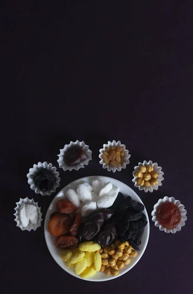 EID Mubarak. Olika iftar godis. Firar Eid Al Adha. Islamiska traditionell semester. Eid al-Fitr. Holly månad Ramadan. Mellanöstern religiös högtid. Torkade datum frukt. Platt lekmanna, top view. — Stockfoto