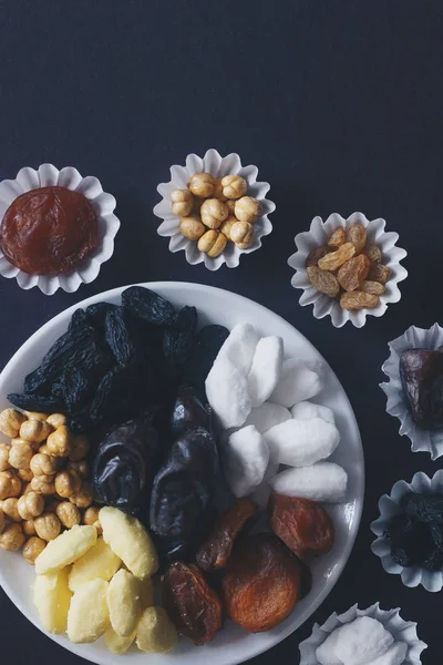 Eid Mubarak. Dolci iftar diversi. Festeggiamo Eid Al Adha. Festa tradizionale islamica. Eid al-Fitr. Ramadan di Holly month. Festa religiosa mediorientale. Frutta secca. Posa piatta, vista dall'alto . — Foto Stock