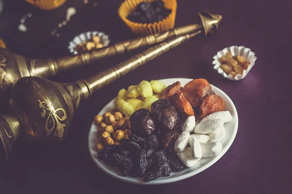 Eid Mubarak. Diferite dulciuri iftar. Sărbătorim Eid Al Adha. sărbătoare tradiţională islamică. Eid al-Fitr. Holly luna Ramadan. sărbătoare religioasă din Orientul Mijlociu. Fructe uscate. Plat lay, vedere de sus . — Fotografie, imagine de stoc