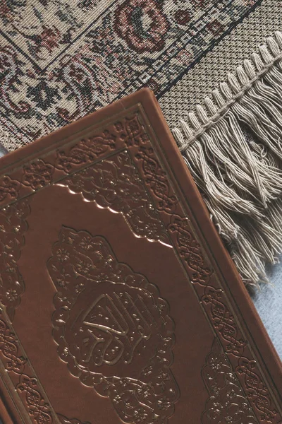 Der heilige Quran mit Rosenkranz und Gebetsteppich. Bild des heiligen Qran mit Rosenkranz. Moslem Rosenkranz Perlen und quran. flache Lagesicht — Stockfoto