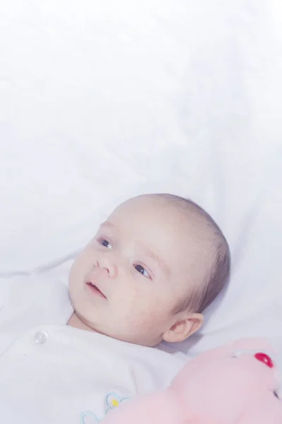 Bébé garçon nouveau-né mignon avec lapin de Pâques rose — Photo