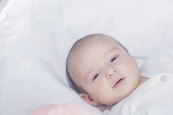 Bébé garçon nouveau-né mignon avec lapin de Pâques rose — Photo