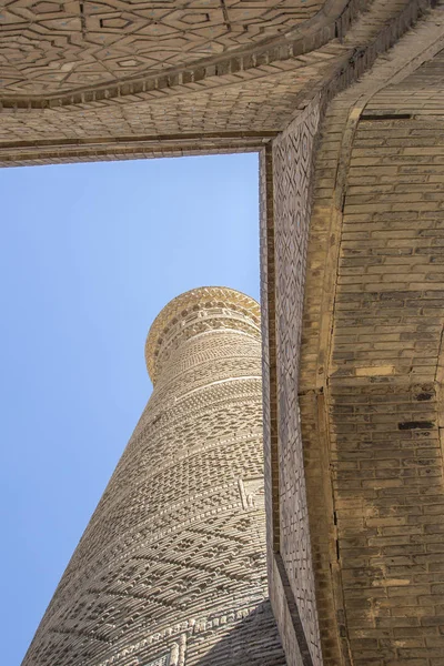 Minarete Kalyan. Uno de los edificios más grandes del Este. Gran minarete o Minarete de la Muerte. Cubierto con baldosas cerámicas, que representan diferentes formas: cuadrado, círculo, medio círculo y triángulo . — Foto de Stock