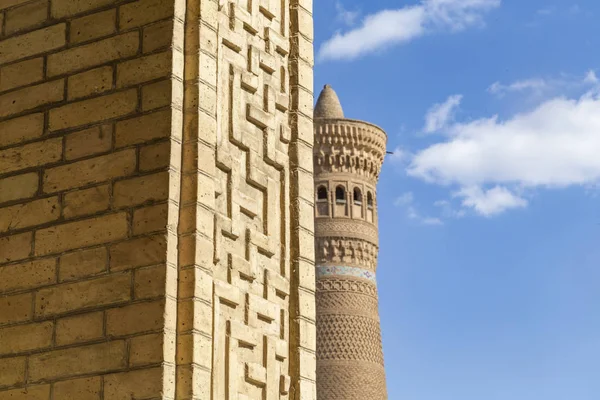 Minarett kalyan. eines der größten Gebäude im Osten. großes Minarett oder Minarett des Todes. bedeckt mit Keramikfliesen, die verschiedene Formen repräsentieren: Quadrat, Kreis, Halbkreis und Dreieck. — Stockfoto