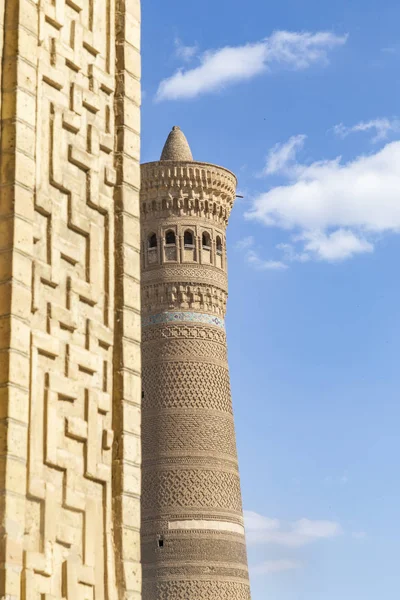 Minarete Kalyan. Um dos maiores edifícios do Leste. Grande minarete ou Minarete da Morte. Coberto com telhas cerâmicas, representando diferentes formas: quadrado, círculo, meio círculo e triângulo . — Fotografia de Stock