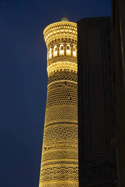 Minaret Kalyan di malam hari. Pemandangan malam menara Kalyan Bukhara. Salah satu bangunan terbesar di Timur. Menara Besar atau Minaret Kematian . — Foto Stok Gratis