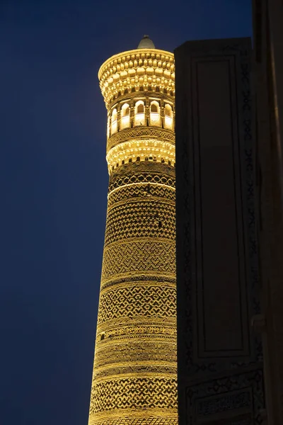 Minarete Kalyan por la noche. Vista nocturna del minarete Kalyan de Bujará. Uno de los edificios más grandes del Este. Gran minarete o Minarete de la Muerte . — Foto de stock gratuita