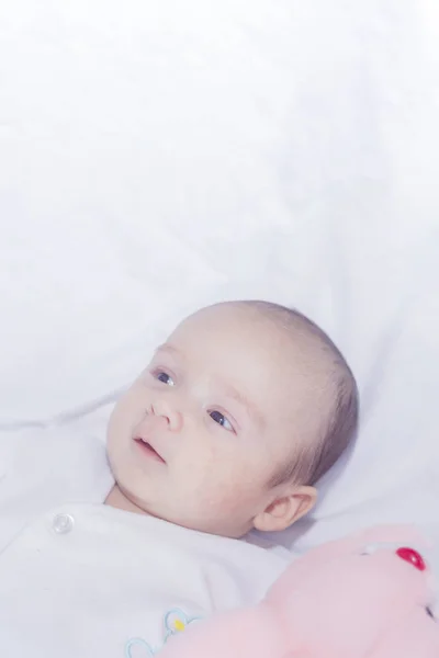 可爱的新生男婴与复活节粉红色复活节兔子 — 图库照片