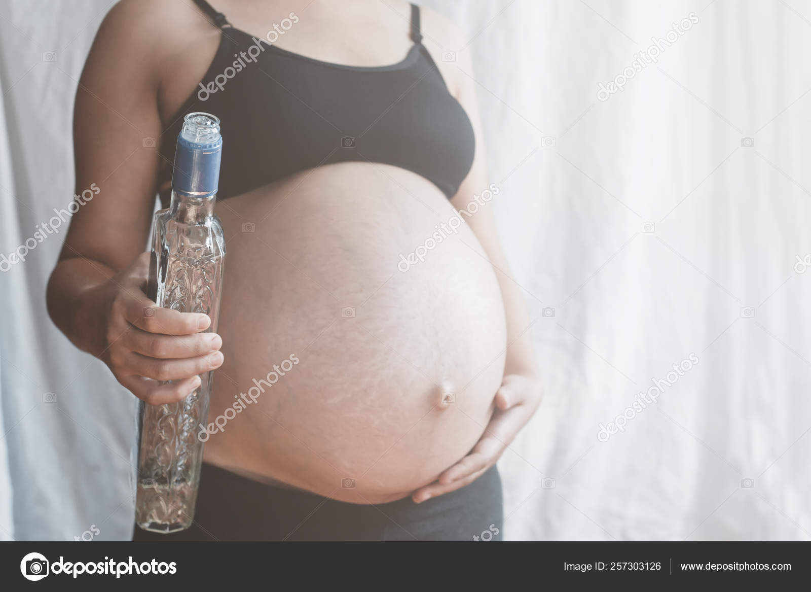 Бутылка в беременной фото woman holding