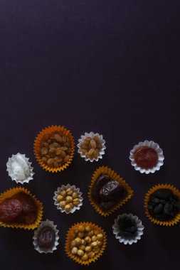 EID Mübarek. Farklı iftar tatlılar. Eid Al Kurban Bayramı kutlama. İslam geleneksel tatil. Eid al-Bayramı. Holly ay Ramazan. Orta Doğu dini bayram. Kurutulmuş tarihi meyve. Düz yatıyordu, en iyi görünümü.