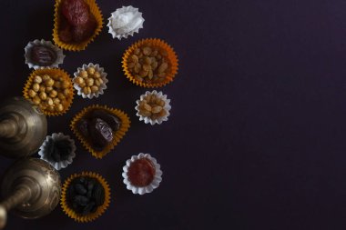 EID Mübarek. Farklı iftar tatlılar. Eid Al Kurban Bayramı kutlama. İslam geleneksel tatil. Eid al-Bayramı. Holly ay Ramazan. Orta Doğu dini bayram. Kurutulmuş tarihi meyve. Düz yatıyordu, en iyi görünümü.