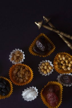 EID Mübarek. Farklı iftar tatlılar. Eid Al Kurban Bayramı kutlama. İslam geleneksel tatil. Eid al-Bayramı. Holly ay Ramazan. Orta Doğu dini bayram. Kurutulmuş tarihi meyve. Düz yatıyordu, en iyi görünümü.