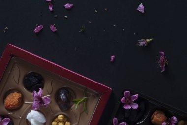 EID Mübarek. Farklı iftar tatlılar. Eid Al Kurban Bayramı kutlama. İslam geleneksel tatil. Eid al-Bayramı. Holly ay Ramazan. Orta Doğu dini bayram. Kurutulmuş tarihi meyve. Düz yatıyordu, en iyi görünümü.