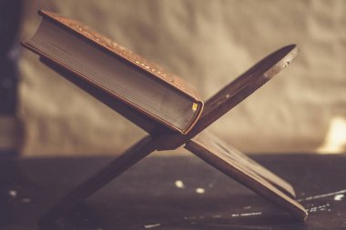 Kur'an-ı Kerim - kutsal kitap. Dualara açık