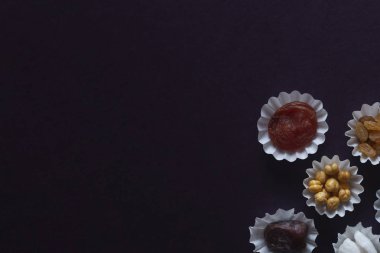 EID Mübarek. Farklı iftar tatlılar. Eid Al Kurban Bayramı kutlama. İslam geleneksel tatil. Eid al-Bayramı. Holly ay Ramazan. Orta Doğu dini bayram. Kurutulmuş tarihi meyve. Düz yatıyordu, en iyi görünümü.