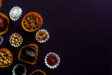 EID Mübarek. Farklı iftar tatlılar. Eid Al Kurban Bayramı kutlama. İslam geleneksel tatil. Eid al-Bayramı. Holly ay Ramazan. Orta Doğu dini bayram. Kurutulmuş tarihi meyve. Düz yatıyordu, en iyi görünümü.