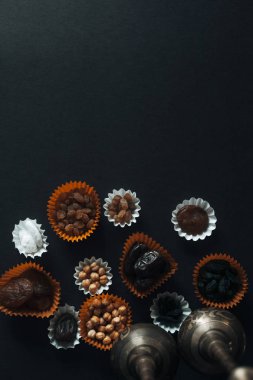 EID Mübarek. Farklı iftar tatlılar. Eid Al Kurban Bayramı kutlama. İslam geleneksel tatil. Eid al-Bayramı. Holly ay Ramazan. Orta Doğu dini bayram. Kurutulmuş tarihi meyve. Düz yatıyordu, en iyi görünümü.