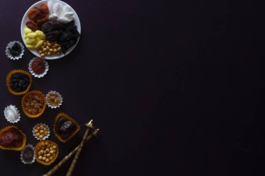 EID Mübarek. Farklı iftar tatlılar. Eid Al Kurban Bayramı kutlama. İslam geleneksel tatil. Eid al-Bayramı. Holly ay Ramazan. Orta Doğu dini bayram. Kurutulmuş tarihi meyve. Düz yatıyordu, en iyi görünümü.