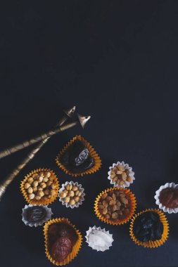 EID Mübarek. Farklı iftar tatlılar. Eid Al Kurban Bayramı kutlama. İslam geleneksel tatil. Eid al-Bayramı. Holly ay Ramazan. Orta Doğu dini bayram. Kurutulmuş tarihi meyve. Düz yatıyordu, en iyi görünümü.