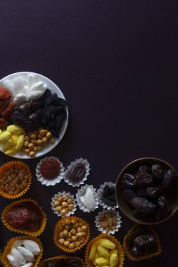 EID Mübarek. Farklı iftar tatlılar. Eid Al Kurban Bayramı kutlama. İslam geleneksel tatil. Eid al-Bayramı. Holly ay Ramazan. Orta Doğu dini bayram. Kurutulmuş tarihi meyve. Düz yatıyordu, en iyi görünümü.