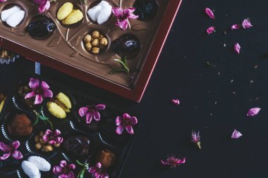 EID Mübarek. Farklı iftar tatlılar. Eid Al Kurban Bayramı kutlama. İslam geleneksel tatil. Eid al-Bayramı. Holly ay Ramazan. Orta Doğu dini bayram. Kurutulmuş tarihi meyve. Düz yatıyordu, en iyi görünümü.