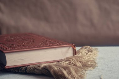 Namaz halinde Kur 'An-ı Kerim. Düz yat görünümü