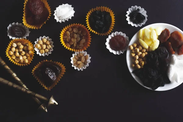 Eid Mubarak. Dolci iftar diversi. Festeggiamo Eid Al Adha. Festa tradizionale islamica. Eid al-Fitr. Ramadan di Holly month. Festa religiosa mediorientale. Frutta secca. Posa piatta, vista dall'alto . — Foto Stock