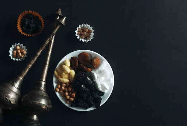 Eid Μουμπάρακ. Γλυκά διάφορα iftar. Γιορτάζει Eid ul Adha. Ισλαμική παραδοσιακές διακοπές. Eid al-Fitr. Πουρνάρι μήνα Ραμαντάν. Μεσο-Ανατολική θρησκευτική εορτή. Φρούτα αποξηραμένα ημερομηνία. Επίπεδη lay, κορυφαία προβολή. — Φωτογραφία Αρχείου