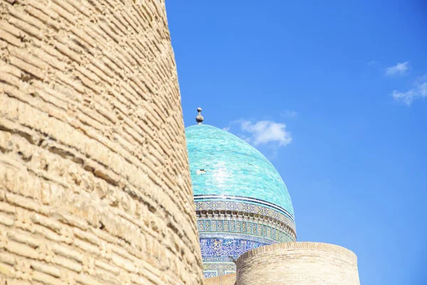 可以欣赏到卡丽安清真寺美丽的蓝色圆顶。中亚最古老、规模最大的清真寺之一。布哈拉大教堂清真寺 — 图库照片