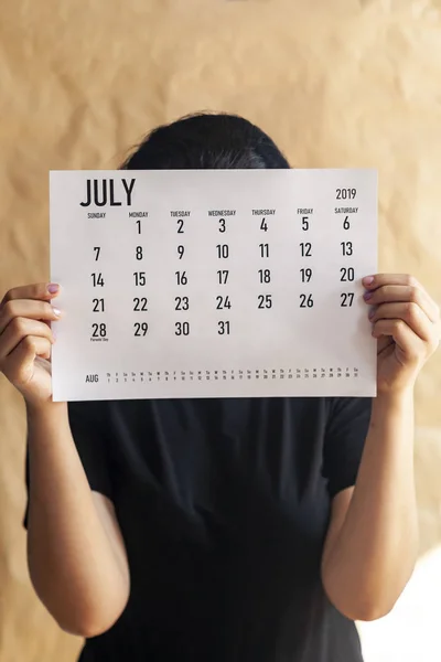 A nő gazdaság egyszerű július 2019 naptár — Stock Fotó