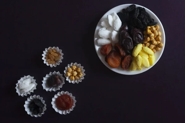 Eid Mubarak. Diferite dulciuri iftar. Sărbătorim Eid Al Adha. sărbătoare tradiţională islamică. Eid al-Fitr. Holly luna Ramadan. sărbătoare religioasă din Orientul Mijlociu. Fructe uscate. Plat lay, vedere de sus . — Fotografie, imagine de stoc