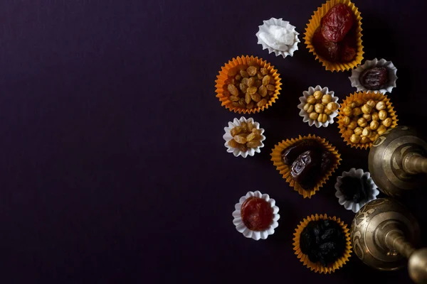 Eid Mubarak. Diferentes dulces iftar. Celebrando Eid Al Adha. Fiesta tradicional islámica. Eid al-Fitr. Holly mes Ramadán. Fiesta religiosa de Oriente Medio. Fruta seca. Piso tendido, vista superior . — Foto de Stock