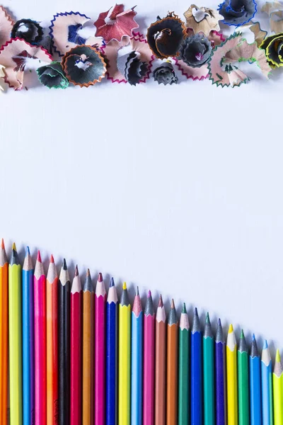 Beyaz kağıt üzerinde renkli kalemler ve çöp — Stok fotoğraf