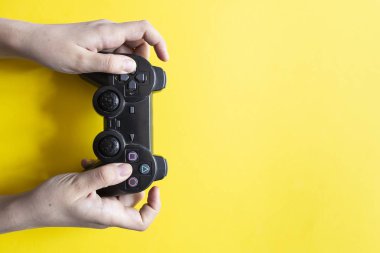 Sarı arka planda el tutma video oyunu denetleyicisi. Boş alan