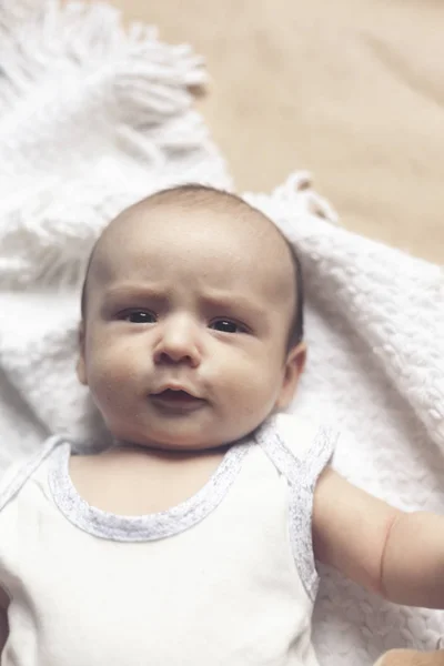 2 maand babyjongen liggen. Close-up van schattige schattige pasgeboren babyjongen van twee maanden op zacht textiel. Mooie kind spelen — Stockfoto