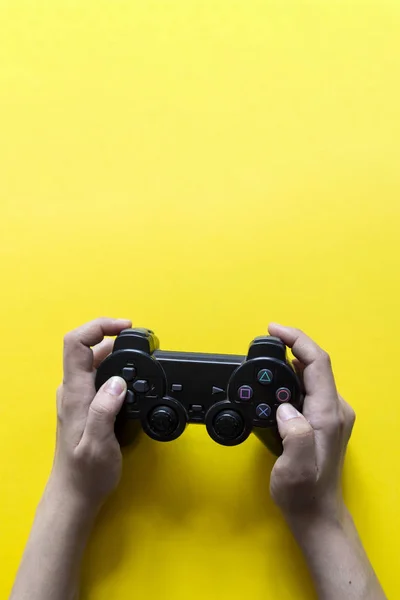 Vertikale Ansicht der Hände mit Gamepad — Stockfoto