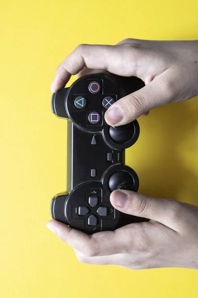 Gamer celebración de videojuegos controlador de juegos en amarillo — Foto de Stock