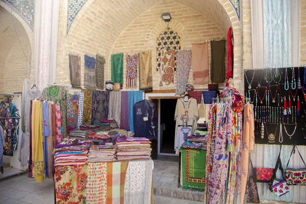 Bujará, Uzbekistán - 13 de marzo de 2019: Tiendas callejeras al aire libre en el interior de la Madraza Nadir Divan-Begi — Foto de Stock