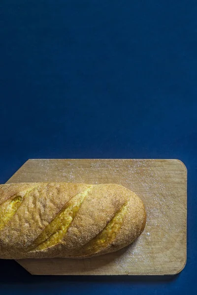 Концепция питания. Хлеб нарезан. Вид сверху. Свободное место для текста — Бесплатное стоковое фото